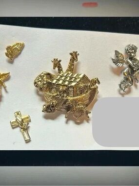 Angelic brooches‎ set